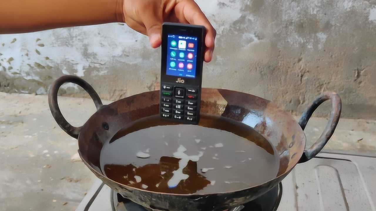 女子做饭意外致手机落油锅，高价手机引发关注与思考