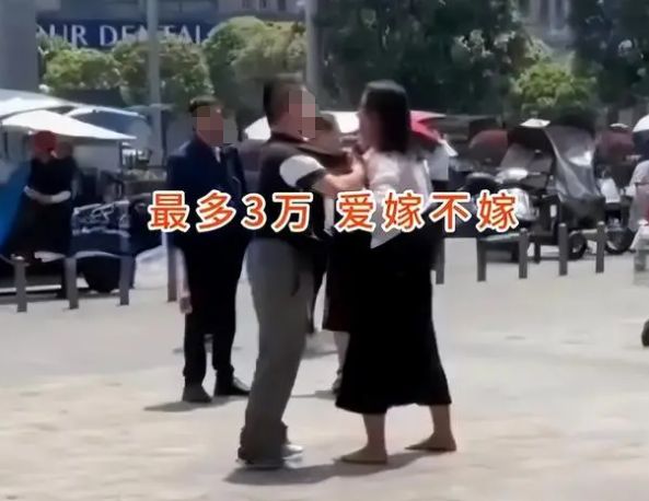 云南女子遭男友当街殴打事件，背后的反思与启示