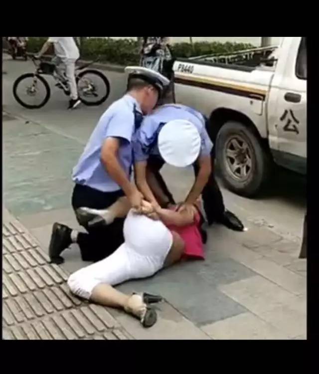 美国女子抱婴儿袭警事件，悲剧背后的深刻反思